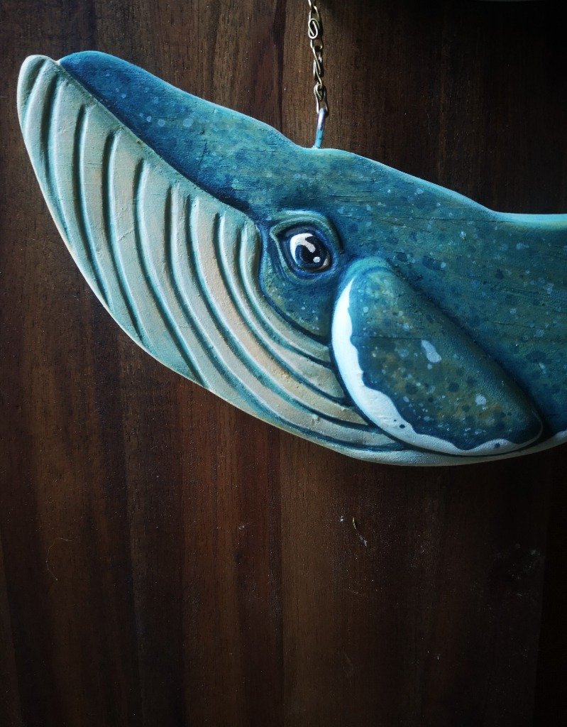 Ballena azul tallada en madera
