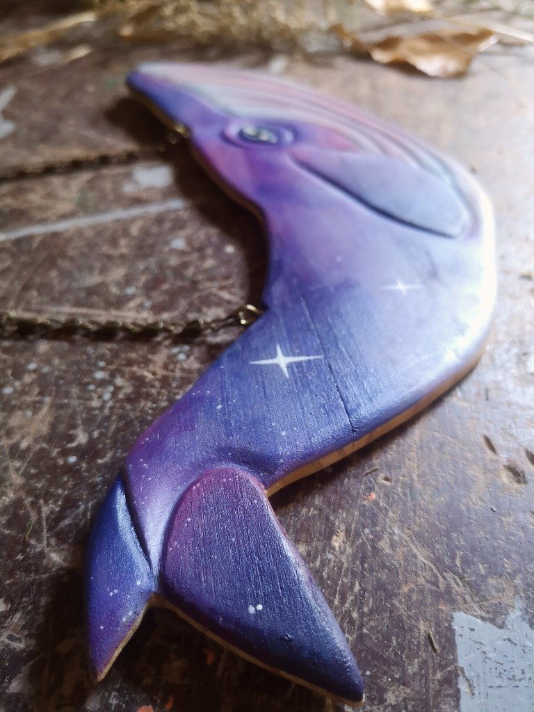 Ballena cósmica tallada en madera