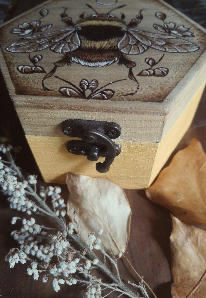 Caja pirograbada con abejorro
