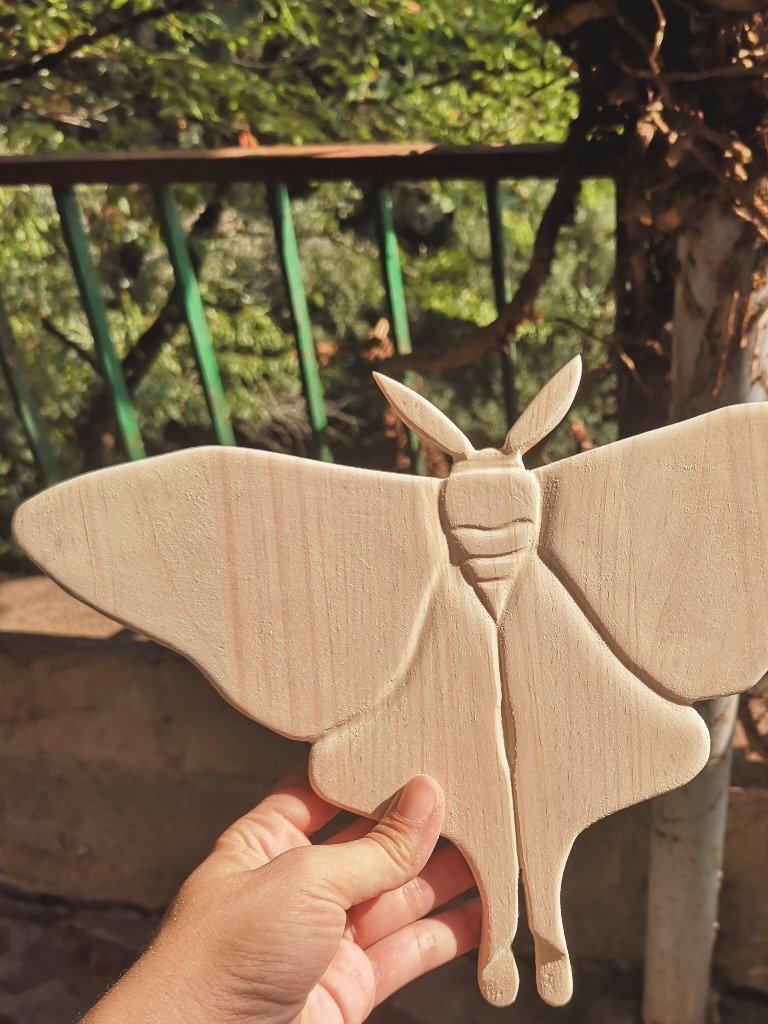 Mariposa nocturna tallada en madera
