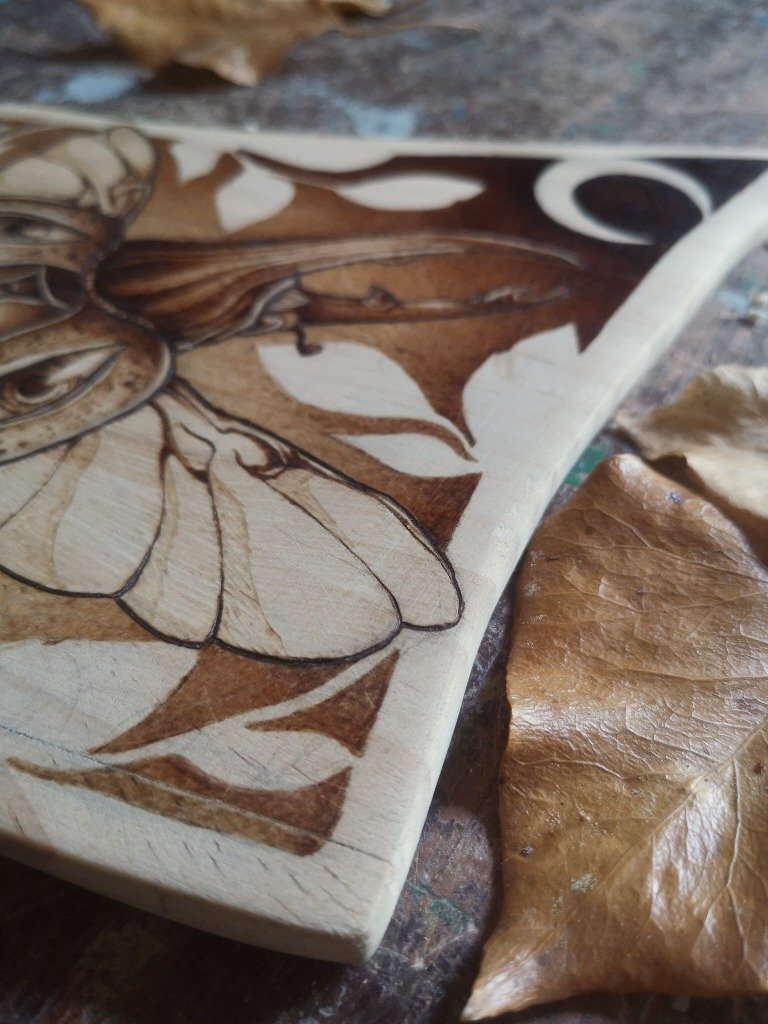 Detalle pirograbado en madera