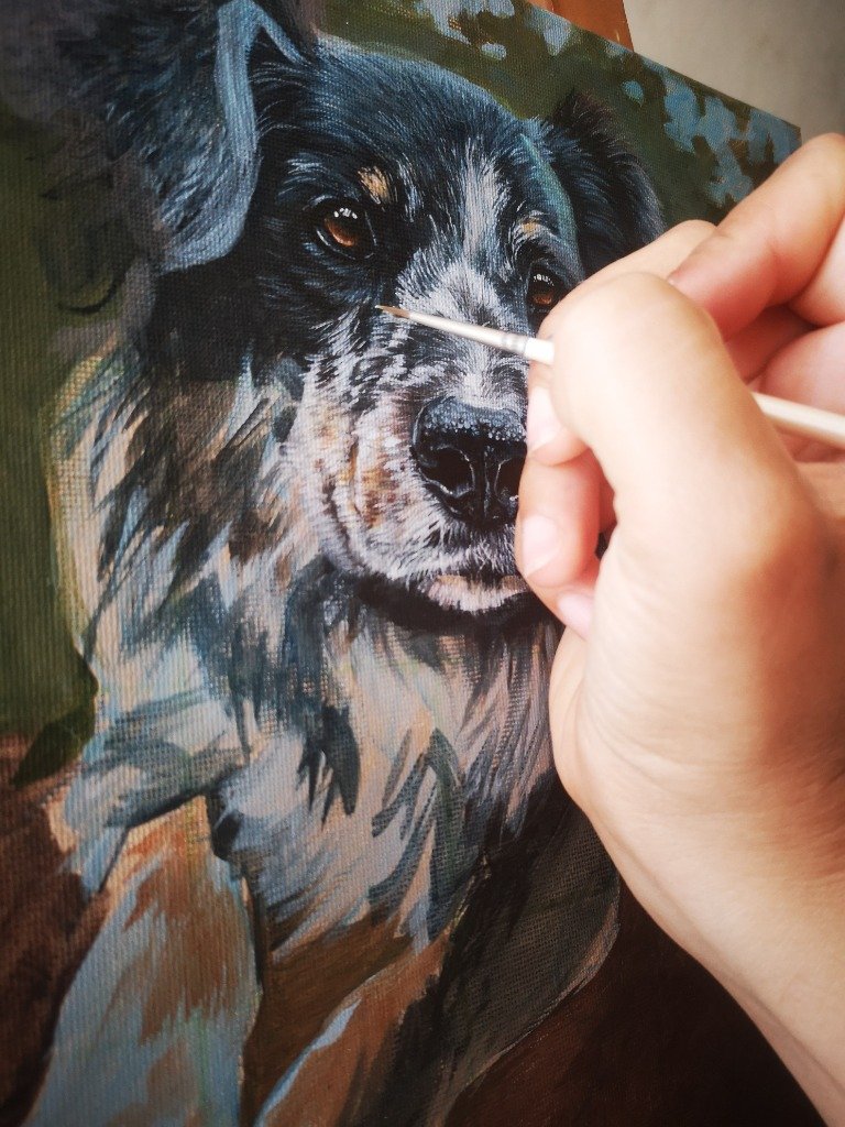 Artista pintando con pincel fino