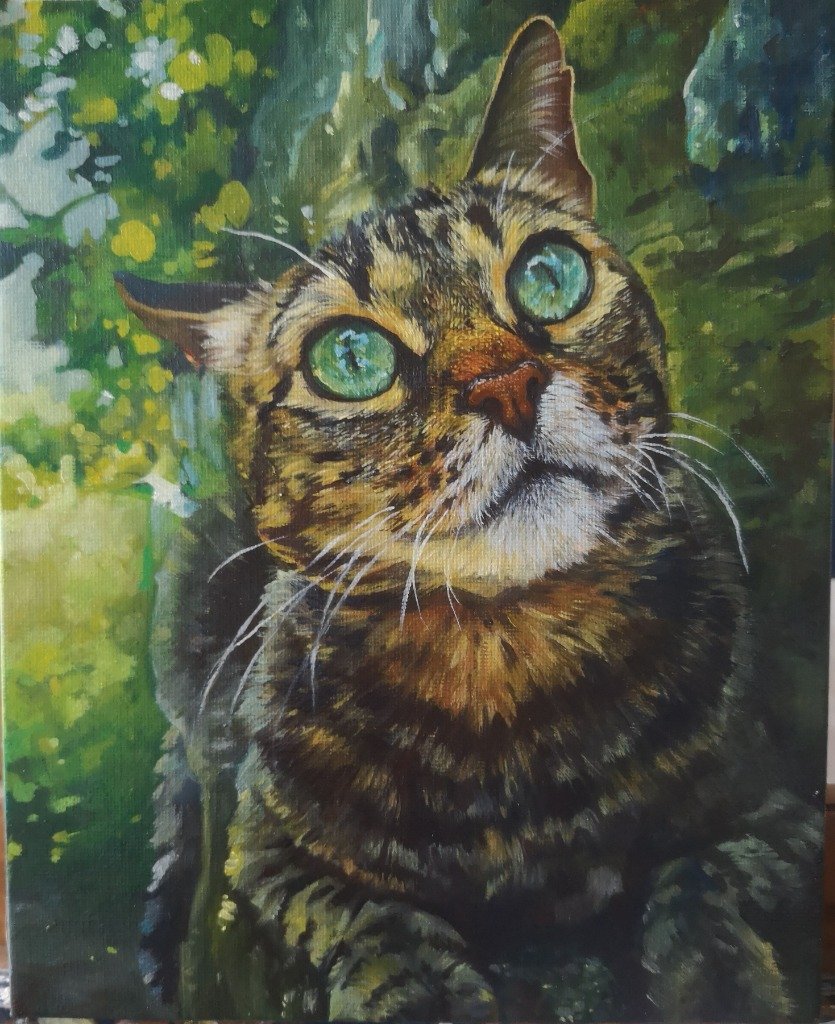 Retrato al óleo de gato atigrado sobre fondo verde
