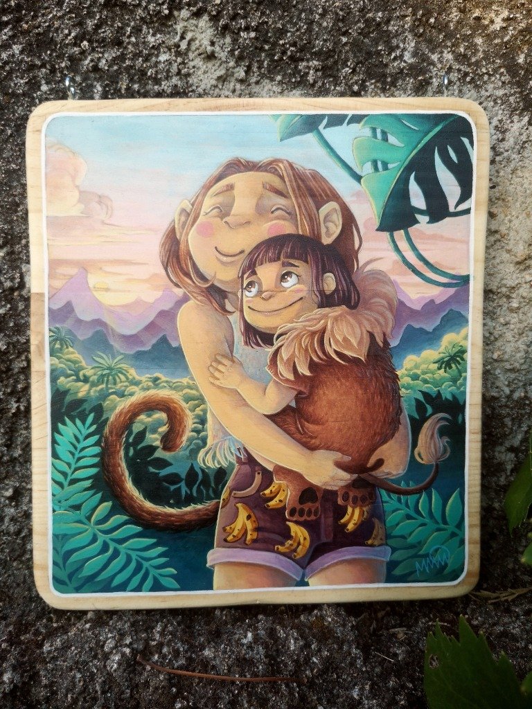 Abrazo entre seres de la naturaleza en madera
