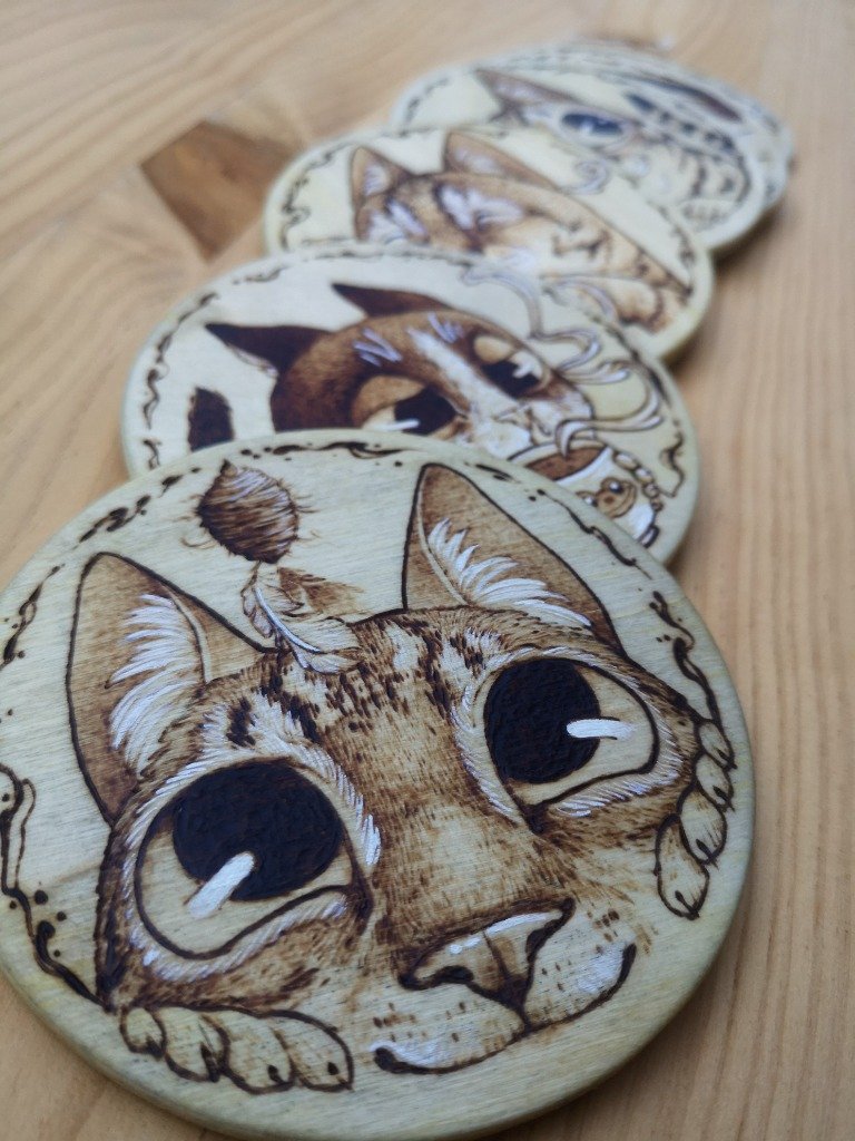 Hilera de posavasos de gatos en taller