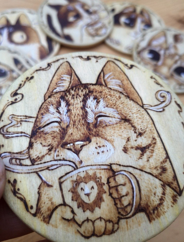 Gato sonriente con taza de león