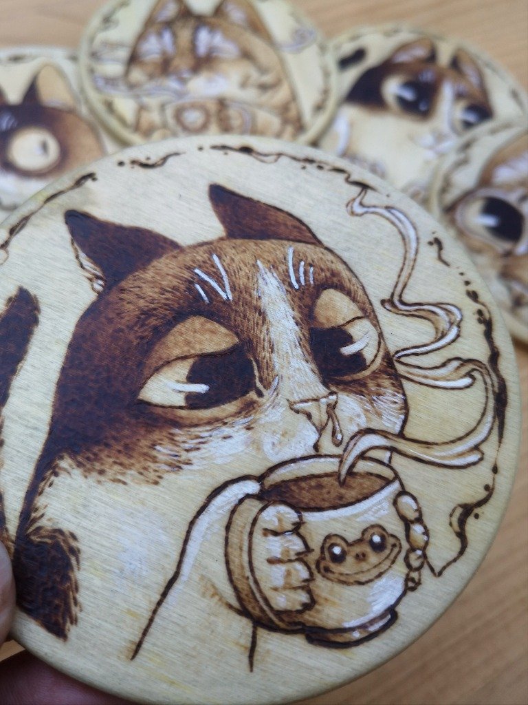 Gato con taza de ranita pirograbado