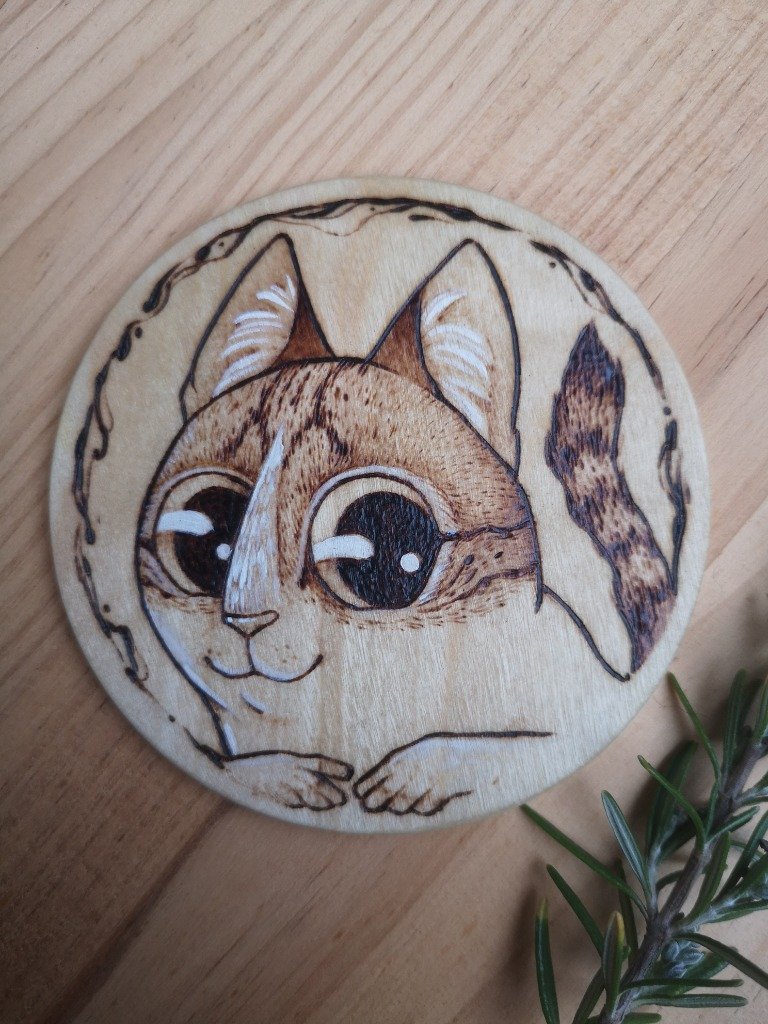 Posavasos pirograbado de gato con romero