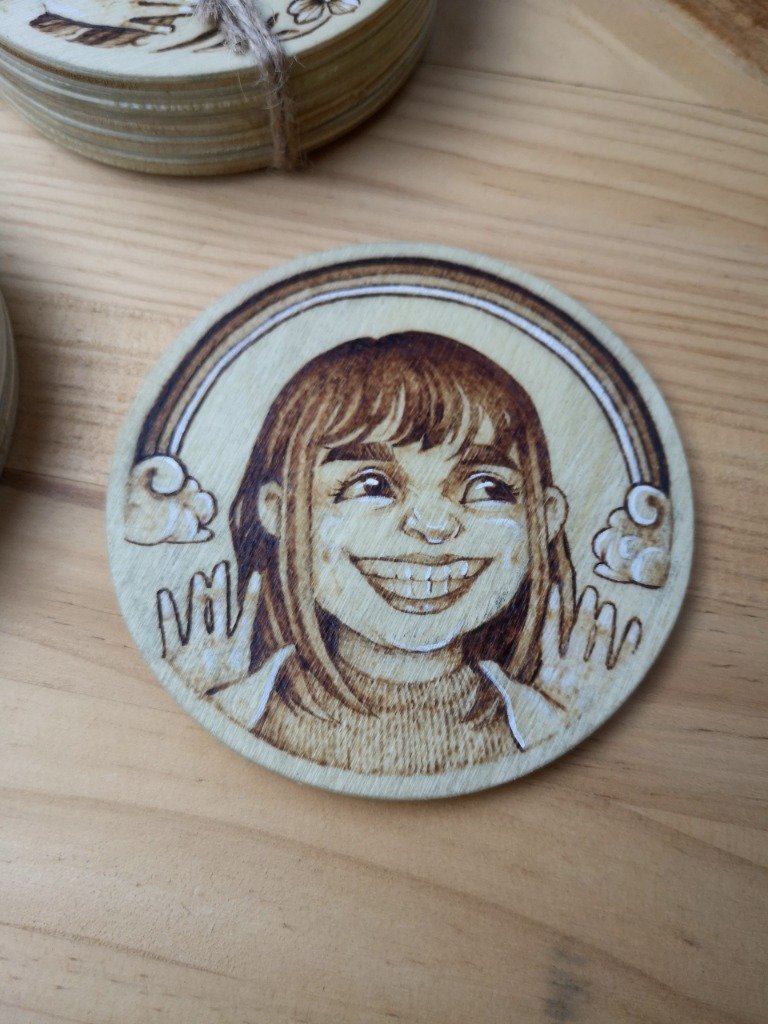 Retrato con arcoíris en rodaja de madera