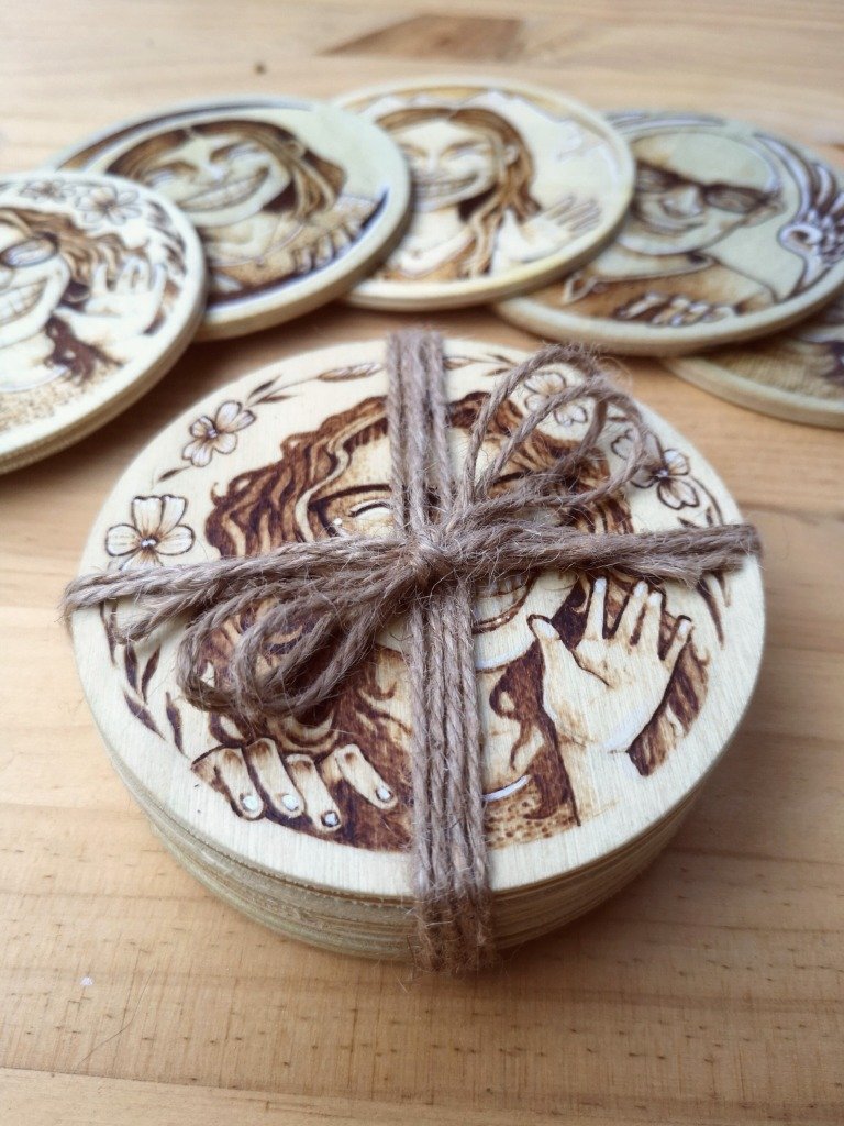 Colección de posavasos de retratos pirograbados